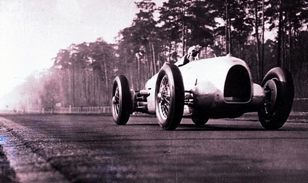 Erster Renneinsatz eines Silberpfeils im Jahr 1934: Hans Stuck im Auto Union-Rennwagen Typ A auf der Avus in Berlin. Foto: Auto-Reporter/Audi